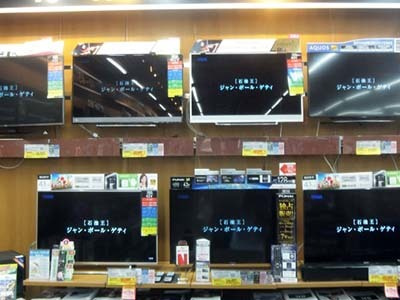 家電量販店テレビ売り場のテレビモニターでの新作映画PV放映事