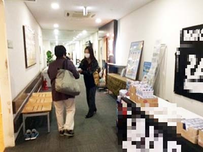 フィットネスクラブのイベントスペースにおけるプロテイン商品サ