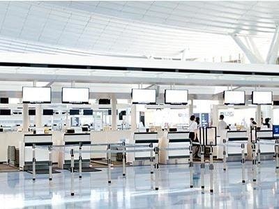 空港の旅行会社チェックイン(集合)カウンターでのルートサンプリング1