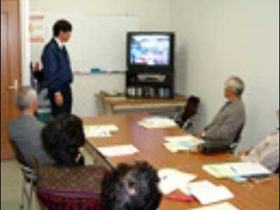自動車教習所内高齢者向けフリーマガジンJ配布時サンプリング2
