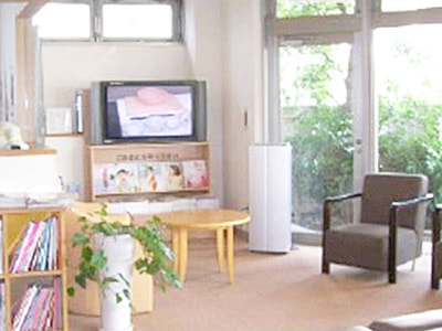 産婦人科医院内の待合室TVモニター広告(デジタルサイネージ)1