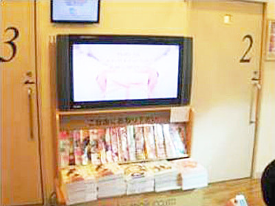 産婦人科医院内の待合室TVモニター広告(デジタルサイネージ)2