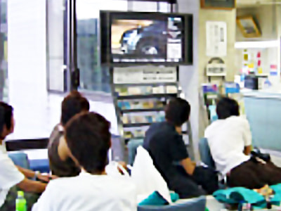 自動車教習所内大型ビジョンでの映像放映1