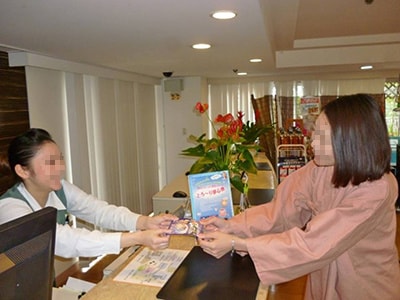 温泉旅館・ホテルでの首もとに貼るシートサンプリング事例1