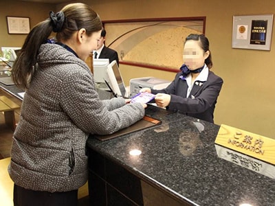 温泉旅館・ホテルでの首もとに貼るシートサンプリング事例2