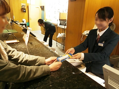 温泉旅館における就寝時のエチケット商品サンプリング事例1