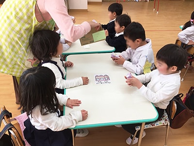 幼稚園でのアニメキャラクター飲料サンプリング事例1