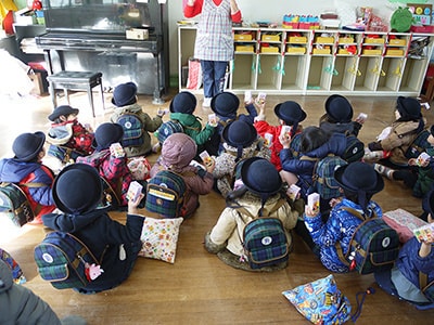 幼稚園でのアニメキャラクター飲料サンプリング事例2