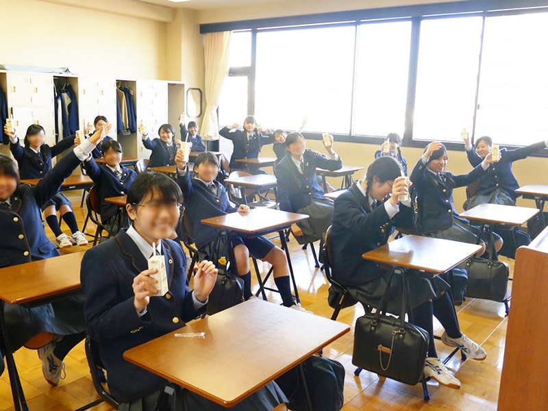 大手メーカーのブリックタイプ飲料の高校生サンプリング事例1