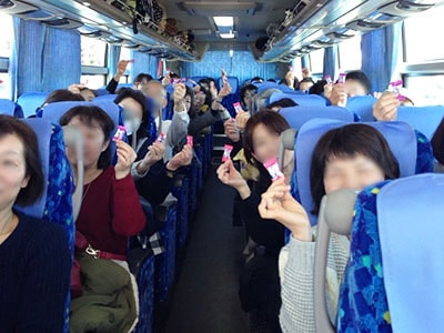 大人気バスツアーでの有名ブランドのど飴の参加者シェアサンプリング事例1