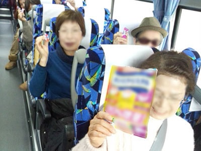 大人気バスツアーでの有名ブランドのど飴の参加者シェアサンプリング事例3