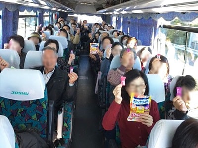 大人気バスツアーでの有名ブランドのど飴の参加者シェアサンプリング事例2
