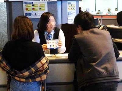 空港チェックインカウンターでの年層男性に向けた男性用化粧品試供品セットのサンプリング事例3