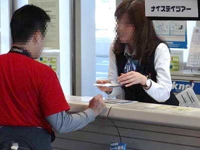 空港チェックインカウンターでの年層男性に向けた男性用化粧品試供品セットのサンプリング事例4