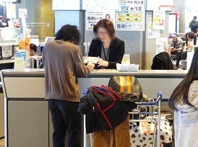 空港チェックインカウンターでの年層男性に向けた男性用化粧品試供品セットのサンプリング事例2