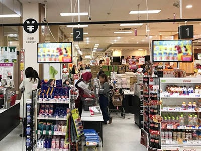大手GMS店内サイネージでの新発売エナジードリンクCM放映事例1