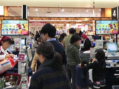 大手GMS店内サイネージでの新発売エナジードリンクCM放映事例2