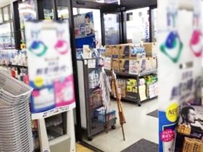 大手ドラッグストアチェーンの防犯ゲートへの洗剤新商品広告掲載事例3