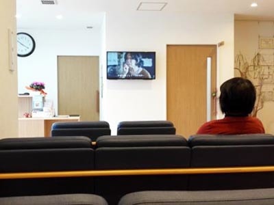 医療機関/大手コンビニでの詐欺被害予防啓蒙のサイネージ映像放映事例4