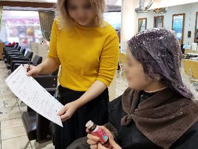 美容室での30~40代女性に向けた新コラーゲンドリンクの試飲サンプリング事例2