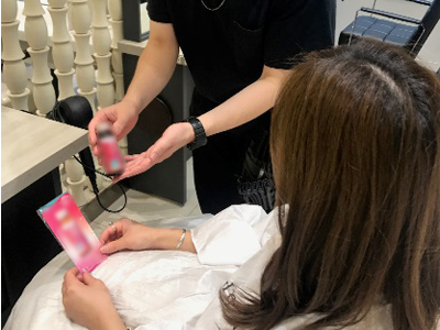 美容室での30~40代女性に向けた新コラーゲンドリンクの試飲サンプリング事例4