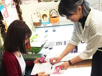 美容室での30~40代女性に向けた新コラーゲンドリンクの試飲サンプリング事例1