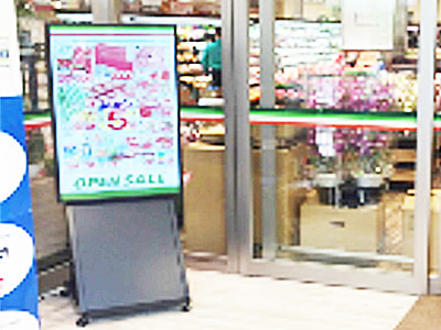 スーパーマーケット「マルエツ」での映像放映(デジタルサイネージ)2