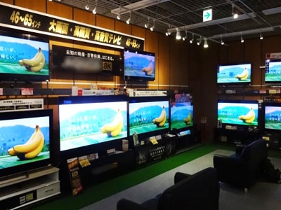 家電量販店テレビ売り場テレビモニターでのバナナ生産過程の放映事例1