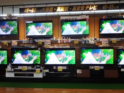 家電量販店テレビ売り場テレビモニターでのバナナ生産過程の放映事例2