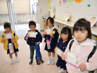 勤労感謝の日に働くママに向けた有名ブランド美容液試供品の幼稚園と保育園の園児たちへのサンプリング事例