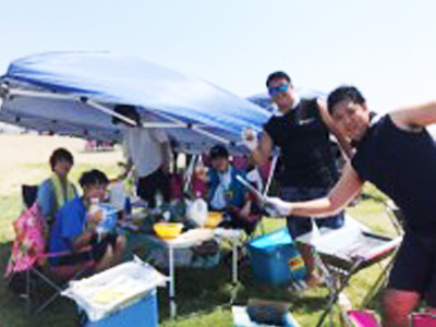 BBQ場における大手調味料メーカーの新商品シーズニングのサンプリング事例