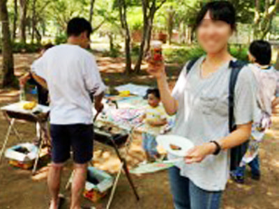 BBQ場における大手調味料メーカーの新商品シーズニングのサンプリング事例