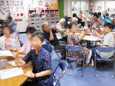 シルバー世代に向けた大手菓子メーカーのアイスとガムのサンプリング事例とアンケート調査