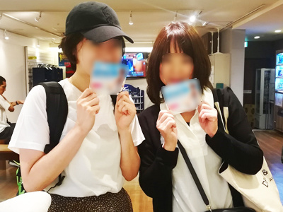 ゴルフ練習場やランニングステーションでの屋外スポーツを好む女性に向けた飲む日焼け止めのサンプリング事例