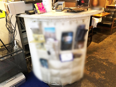 若者や訪日外国人に向けたカフェ/レストランにおける写真展の割引クーポン付きポストカードの設置サンプリング事例