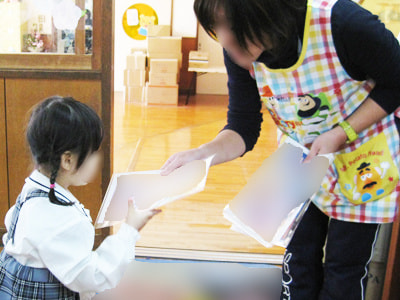 幼稚園と保育園の園児たちに向けたアニメ番組のキャラクターシール&ぬり絵&チラシのサンプリング事例2