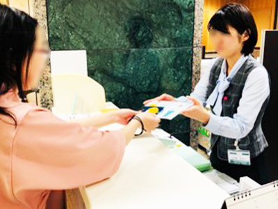 人間ドック/健診センター利用者に向けた保険商材チラシのサンプリング事例