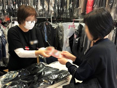 クリーニング店での主婦層客に向けた住居洗濯用芳香剤のサンプリング事例