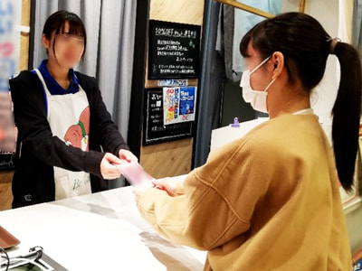 クリーニング店での主婦層客に向けた住居洗濯用芳香剤のサンプリング事例