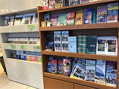 ホテルやホステルにおける訪日外国人に向けた商業施設誘致目的の多言語クーポン付リーフレットの設置サンプリング事例3