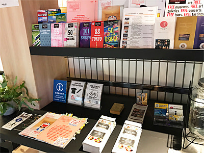 ホテルやホステルにおける訪日外国人に向けた商業施設誘致目的の多言語クーポン付リーフレットの設置サンプリング事例2