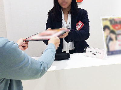 婚活パーティー会場の参加者に向けたボディ用汗拭きシートのサンプリング事例1