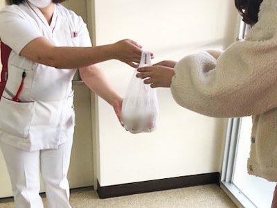 ゆっくり座って食事ができない産後ママを対象にしたストローで飲めるレトルトスープのサンプリング事例4