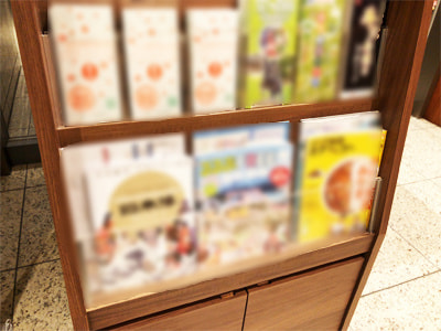 文化系イベントの認知拡大や各会場への誘因を目的とした会場付近のカフェ/ホテルでのリーフレット設置サンプリング事例4