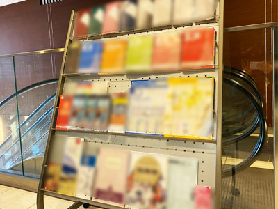 文化系イベントの認知拡大や各会場への誘因を目的とした会場付近のカフェ/ホテルでのリーフレット設置サンプリング事例2