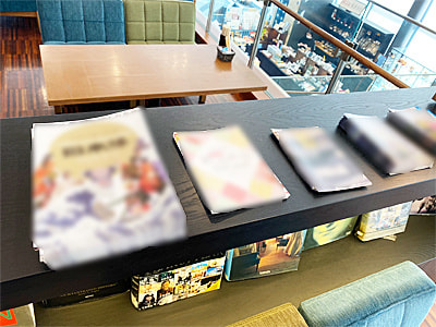 文化系イベントの認知拡大や各会場への誘因を目的とした会場付近のカフェ/ホテルでのリーフレット設置サンプリング事例1