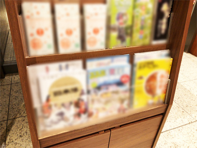 文化系イベントの認知拡大や各会場への誘因を目的とした会場付近のカフェ/ホテルでのリーフレット設置サンプリング事例