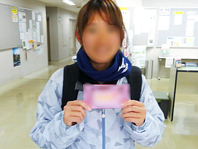 宮城県内大学/専門学校の女子学生に向けたネイルデビュー応援キャンペーン告知付ウェットティッシュのサンプリング事例1