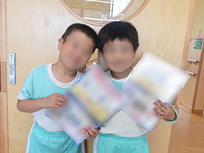幼稚園と保育園の園児たちに向けた海の生物を学べる人気ゲームのキャンペーン認知拡大を狙ったお楽しみセットのサンプリング事例