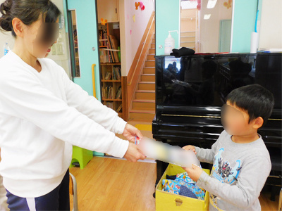 幼稚園と保育園の園児たちに向けた海の生物を学べる人気ゲームのキャンペーン認知拡大を狙ったお楽しみセットのサンプリング事例